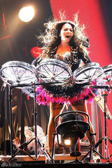 组图：张惠妹台北热力开唱 羽毛装惊艳大秀爵士鼓