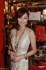 组图：汪诗诗出席新店开幕礼 力挺甄子丹认真专业