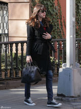 高清图：丽芙-泰勒街拍LOOK黑色大衣搭配牛仔裤