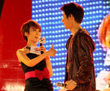 幻灯图：郑秀文秀新歌熊抱谢楠 陈坤演唱遇“冷场”