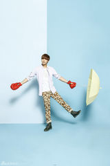 组图：黄鸿升登杂志 穿短裤变俏皮大男孩