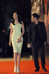 组图：姚晨亮相时装周红毯 气质优雅微笑甜美