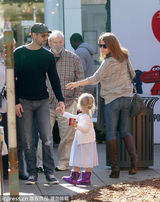 组图：艾米-亚当斯当街湿吻老公 爱女金发甜美