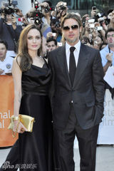 组图：皮特朱莉夫妻携手亮相新片《魔球》红毯