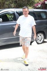 组图：陈小春为爱妻送早餐 提起儿子好心情