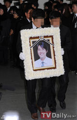 组图：已故崔真实前夫赵成民出殡 子女现身