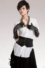 幻灯图：李宇春个唱海报曝光 赤脚拍摄诠释真我