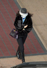 组图：汪峰章子怡现身机场 戴面罩墨镜十分低调