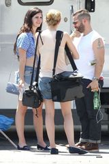 组图：打雷姐红艳泳装身材走样 与型男高空紧拥