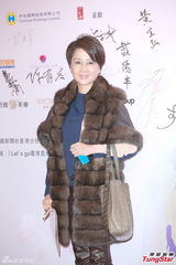 组图：赌王四太梁安琪旅行庆圣诞 否认儿子恋情