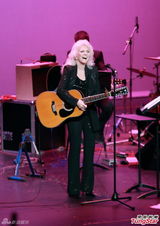 组图：民谣歌后携手苏格兰女声香港开唱