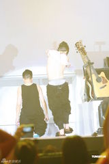 幻灯图集：好友农夫开演唱会 陈冠希现身力挺