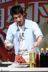 王力宏不介意多当伴郎 微博戏言与龙虾比2(图)