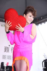 组图：丁当签唱会目睹男男热吻 称很想谈恋爱