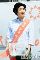 组图：韩星韩智敏朴真熙裴钟玉为饥饿儿募捐