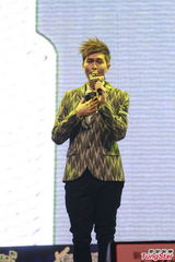 组图：2012新城劲爆颁奖礼 新人开场预热气氛