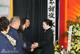 组图：彭丽媛现身恩师追悼会 含泪安慰家属