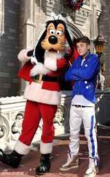 组图：贾斯汀-比伯蓝衣白裤迪士尼公园帅气献唱