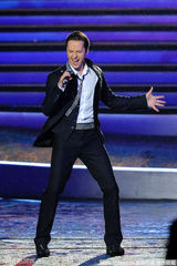 幻灯：世博会音乐盛典群星璀璨  张韶涵舞台失足