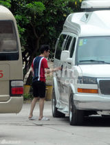 组图：撒贝宁穿情侣鞋探班章子怡 清凉玩漂流