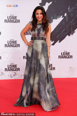 组图：德普撑《独行侠》柏林首映 汉莫揽美女