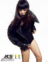 组图：吴莫愁登《ELLE》封面演绎鬼魅风姿