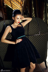 组图：莫小棋真空上阵大秀事业线 演绎复古名媛风