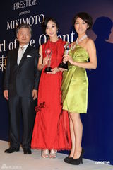 组图：官恩娜等众星出席活动 周汶锜大秀美背美腿