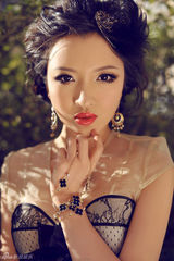 组图：余淼曝热辣写真演绎性感娇娃