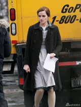 组图：艾玛-沃特森新片开拍 片场庆祝24岁生日