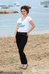 组图：电影《女飞人》发布会 三女星海滩活力狂奔