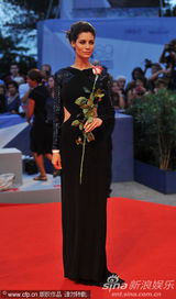 组图：超模威尼斯走秀 玉背全裸轻嗅玫瑰