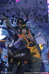 组图：谢娜逆天模仿葫芦娃蛇精 金甲上身扭蛇腰