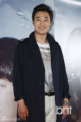 组图：韩片《幻想中的她》试映会 韩艺礼抹泪