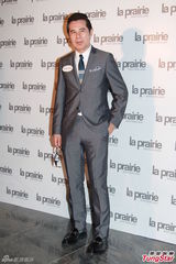 组图：赵式芝再陷同性情 与杨如芯亲密携手亮相