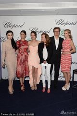 组图：范冰冰裸色紧身裙露背秀身材