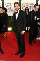 高清图：杰克-吉伦哈尔帅气现身 黑色西装略显老成