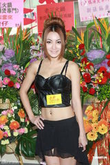 组图：黄榕低胸装出席活动 为美食不惧肚痛