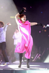 幻灯：郑秀文许志安相拥献唱 梁洛施李嘉欣捧场