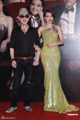 高清图：舒淇发型复古长裙性感 黄秋生装扮新潮