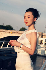 组图：霍思燕塞纳河纯美写真 白裙婀娜笑容动人
