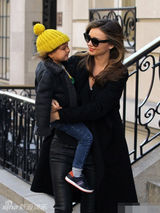 组图：米兰达带儿子上街 萌娃微笑可爱萌翻天