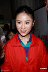 幻灯图：侯选港姐热裤清凉现身当众玩球