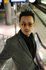 组图：王学兵柏林街头展熟男气质 随性洒脱