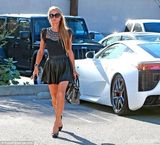 组图：希尔顿超短裙见风险走光 驾豪车出巡霸气