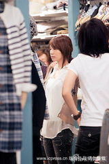 高清组图：SHE素颜购物 尽情发泄演唱会压力