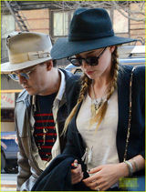 组图：德普贴心搀扶女友 艾梅柏麻花辫俏皮可爱