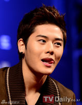 组图：苏志燮金东俊携主创新片活动与粉丝亲密接触