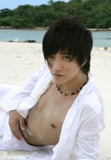 组图：李炳辰泰国取景拍封面 演绎忧郁都市型男