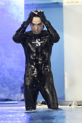 组图：俞灏明备战《星跳水立方》 曝光训练现场